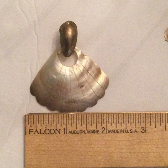 VTG Mother of Pearl Fan Shaped Door Knocker Pierced Earrings - Picture 8 of 8